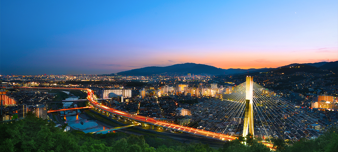 写真：上空からの夕方の川西市内