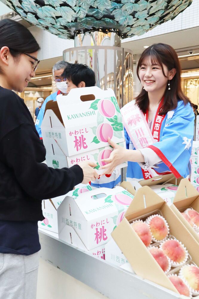 写真：桃の即売会の様子