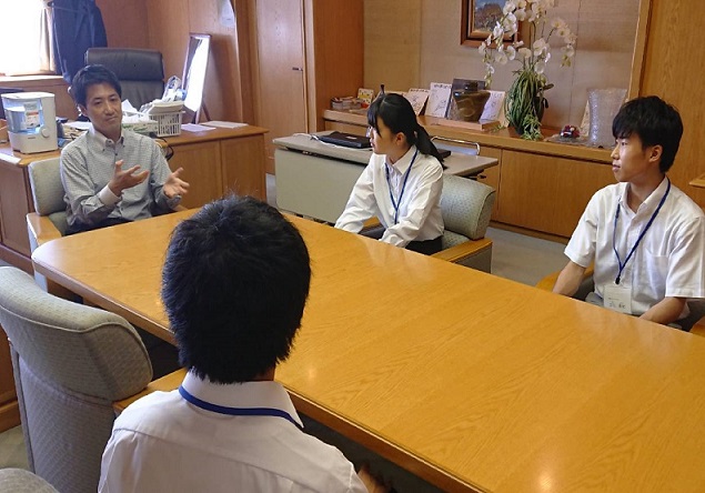 越田市長と話すインターン生の様子