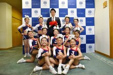 チアリーディングクラブJUSTICEの表敬訪問時の集合写真