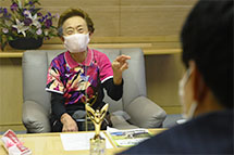 表敬訪問する池田和子さん