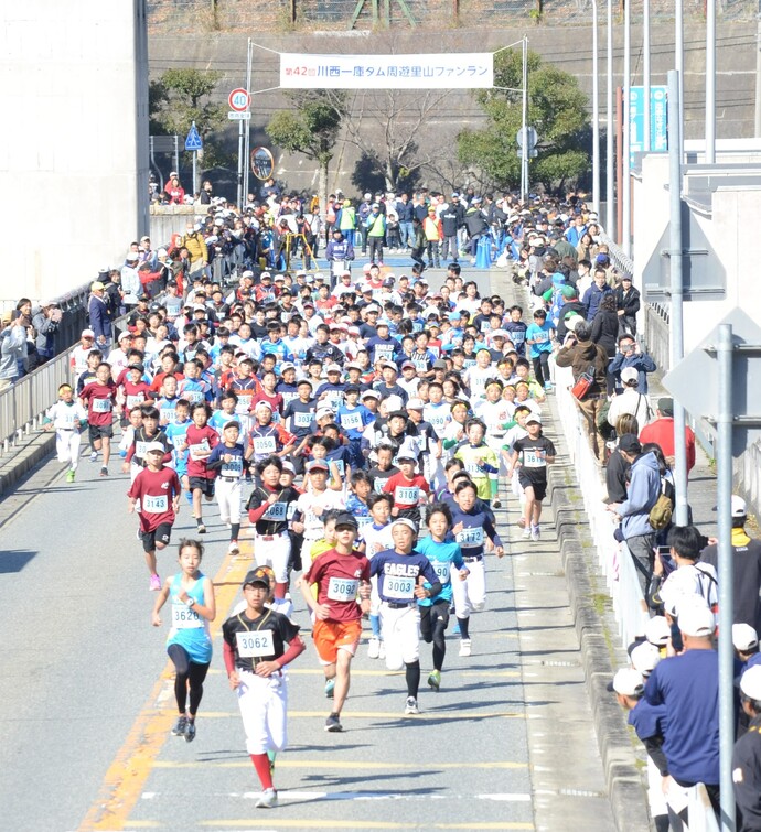 写真:前回大会の参加者が楽しく走っている様子