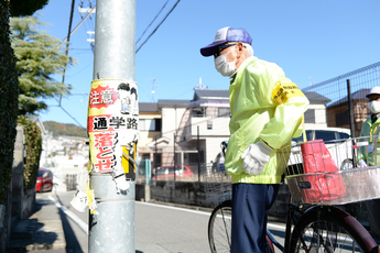 電柱を点検するボランティア活動員