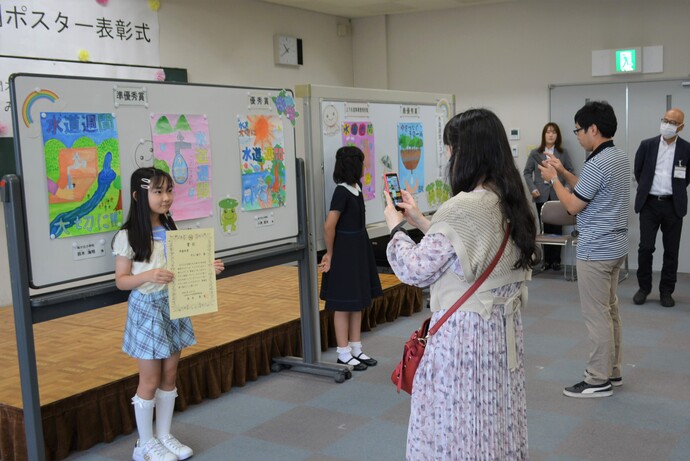 写真：自分が描いた作品の前で、記念撮影を楽しまれている親子連れ