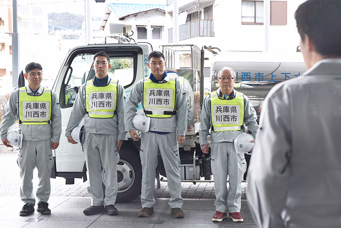 給水タンク車及び職員派遣の様子