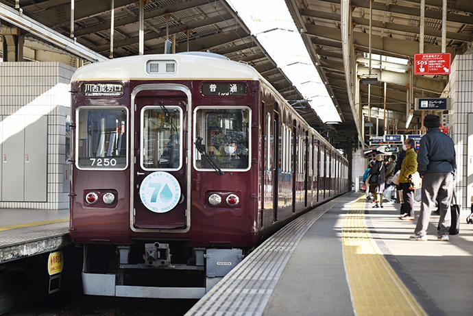 通水70周年記念ヘッドマーク付き能勢電車の様子