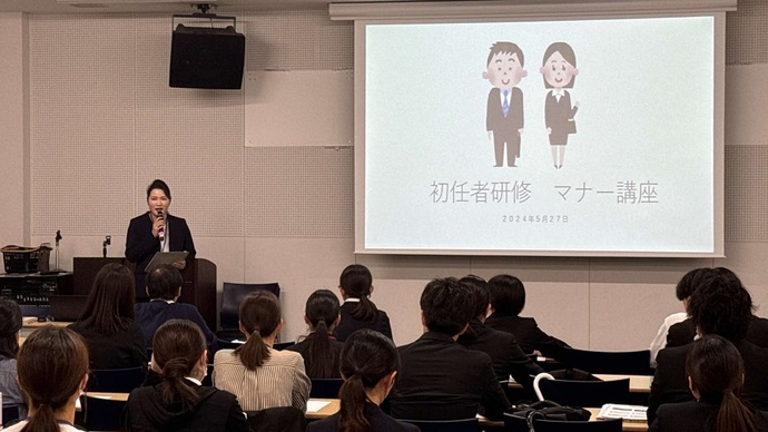 接客マナーの研修を行うJALから出向の教育政策課課員