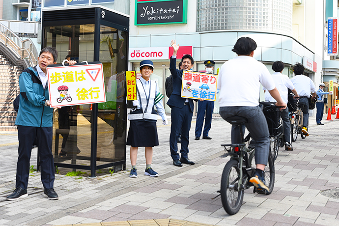 自転車事故多発交差点での街頭啓発を開始