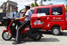 PRシールを貼った郵便バイクの写真1枚目