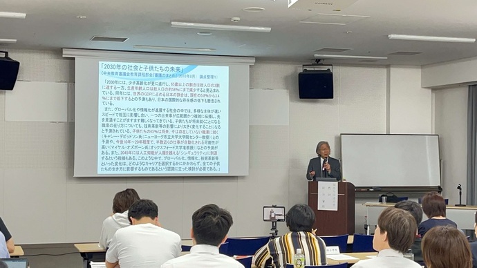 関西外国語大学新井教授による講演の様子