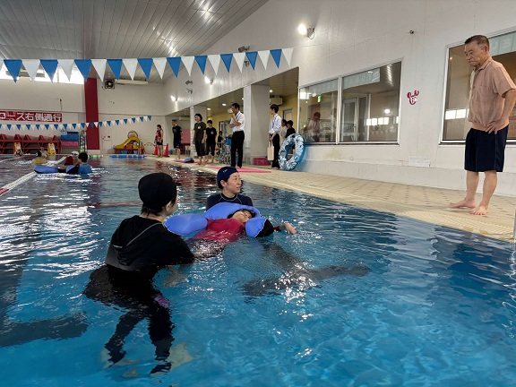 民間プールで水泳をしている生徒