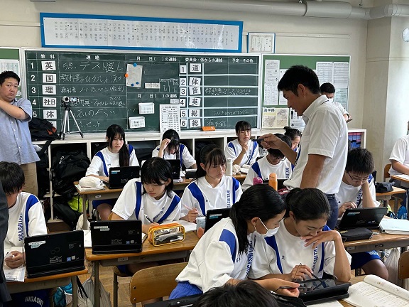 各自の課題にしたがって取り組む生徒と助言する教師