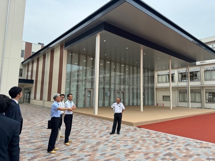 加古川市立両荘義務教育学校の図書館の見学