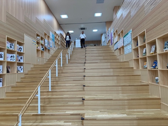 加古川市立両荘義務教育学校図書館棟2階の市民図書館への階段