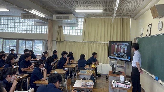 会場とオンラインで結んだ各学級の様子