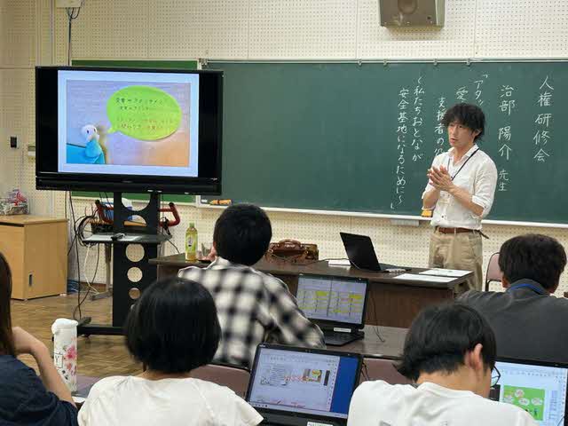 川西市立明峰小学校のアタッチメント研修で講演する治部教育委員