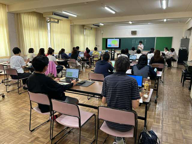 治部教育委員の「アタッチメント研修」を受講する川西市立明峰小学校教職員