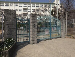 川西中 正門