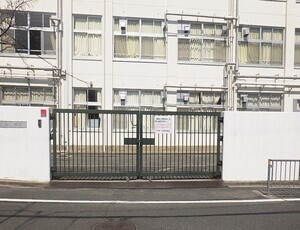 明峰小 通用門