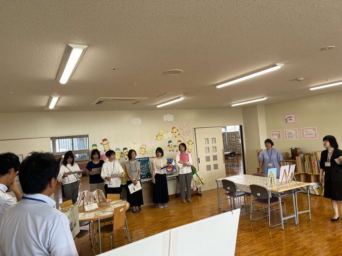 四日市市幼児教育センター内を視察する職員