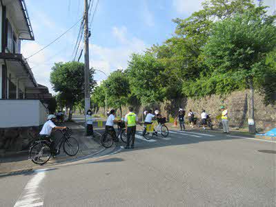 自転車で横断歩道を渡る川西市立清和台中学校の生徒