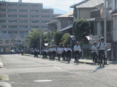 川西市立清和台中学校で自転車通学する生徒の様子