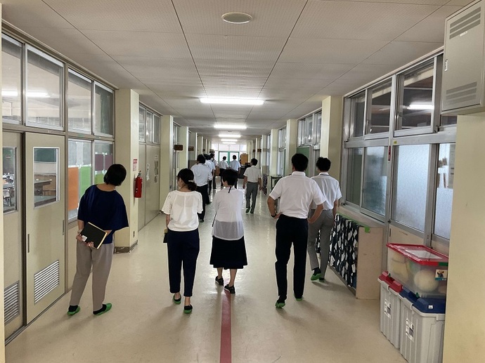校舎内を見学する審議委員