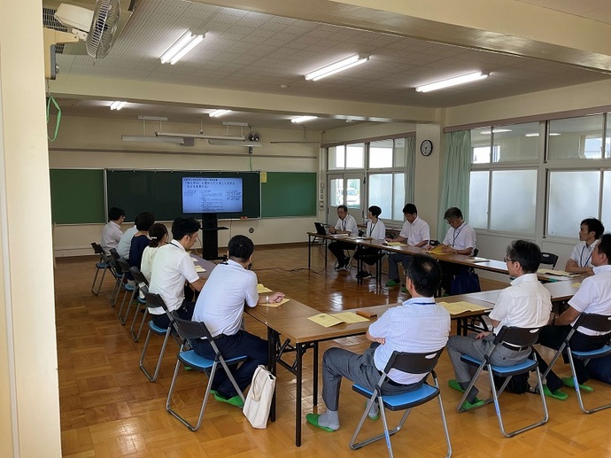 校長から学校の様子を聞く審議委員