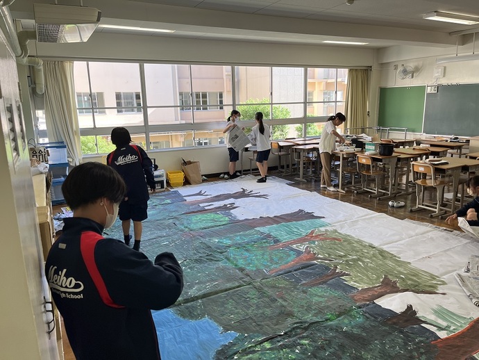 劇の背景画を作成する川西市立明峰中学校の生徒たち