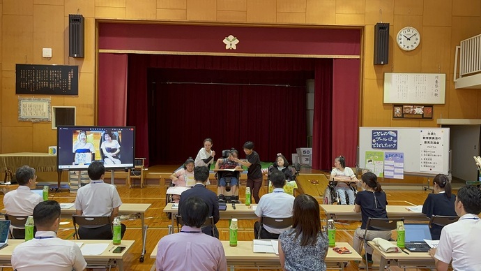 意見を発表する川西市立川西養護学校の生徒会役員