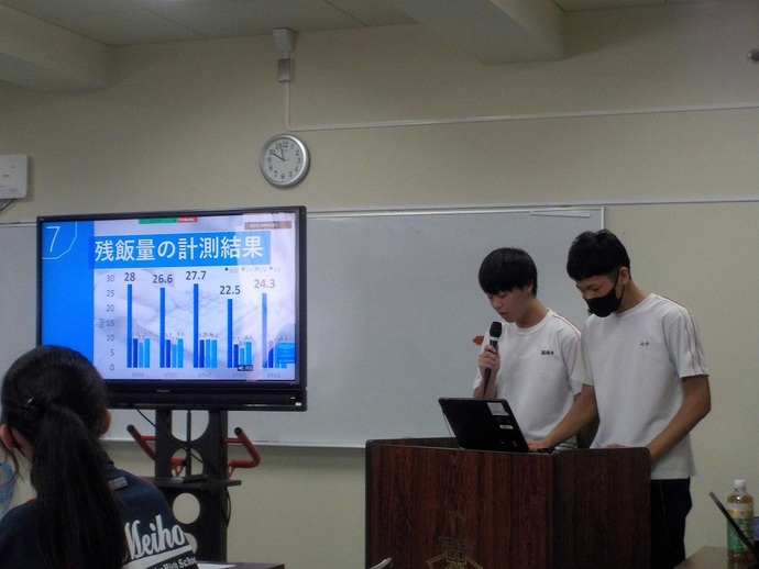 中学校給食についての提案をする川西市立明峰中学校生徒会役員
