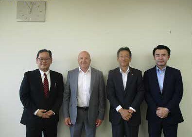 記念撮影した（左から）、押田兵庫教育大学大学院准教授、フィンランドのマルック校長、石田教育長、匝瑳（そうさ）長野県立大学准教授