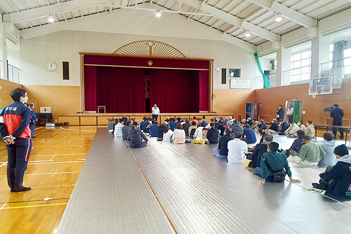 けやき坂小学校の体育館に集まるおおい町住民