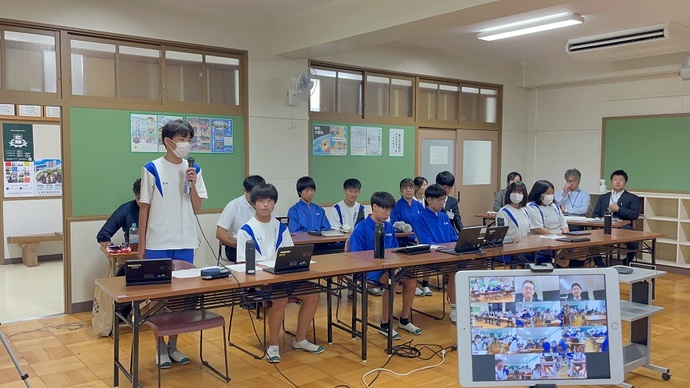 開会の挨拶をする川西市立東谷中学校生徒会