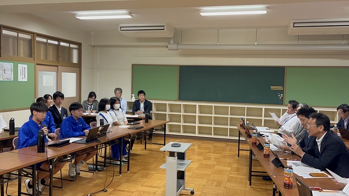 テーマについて協議する川西市立東谷中学校生徒会