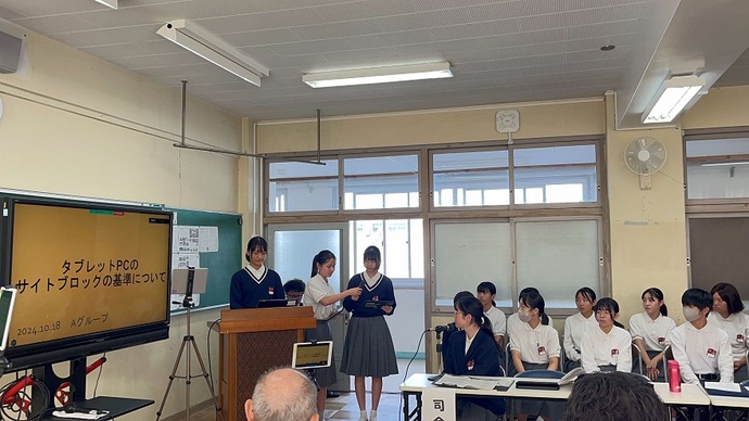 提案についてプレゼンテーションする生徒グループ