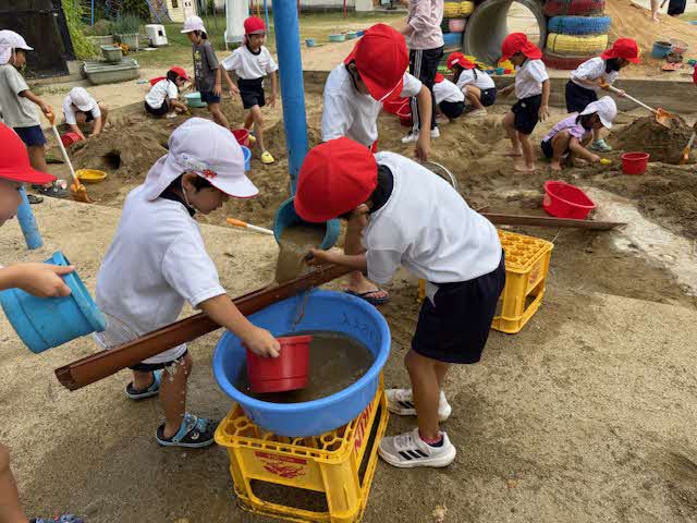 川西市立多田小学校1年生と多田幼稚園年長児との交流の様子
