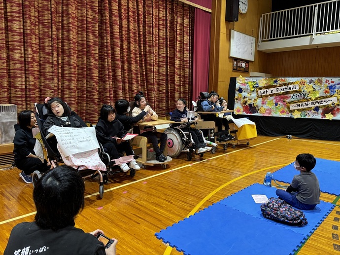 日頃の取り組みを発表する川西養護学校の児童・生徒