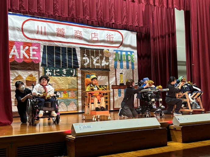 体育館で発表する川西養護学校の児童・生徒
