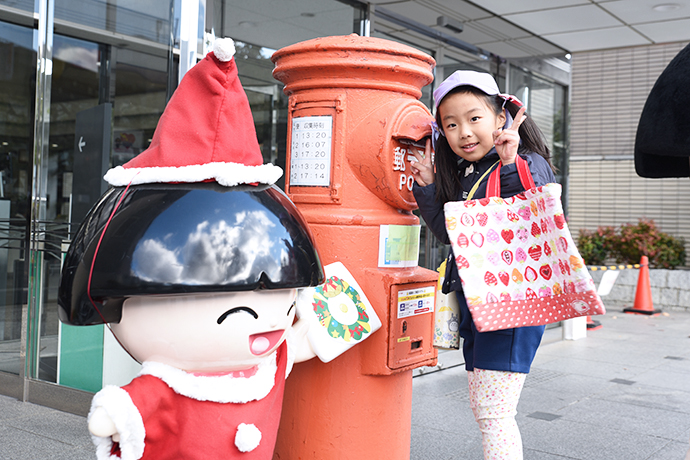 サンタポストにはがきを投函する子ども