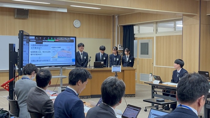 提案を発表する緑台中学の生徒たち