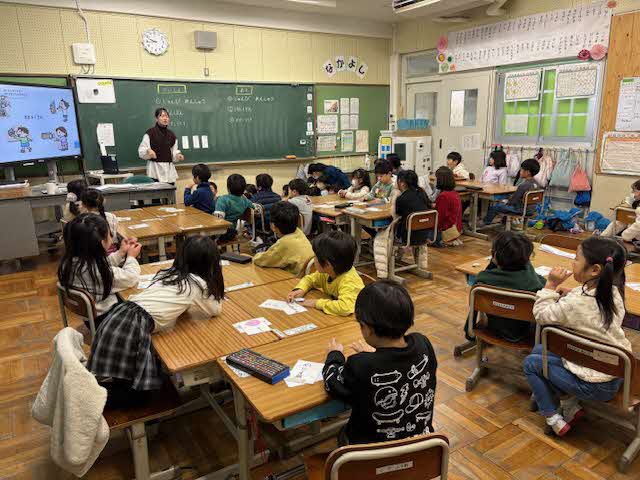 川西市立桜が丘小学校1年生と川西中央保育所5歳児による「お店やさん」の全体説明