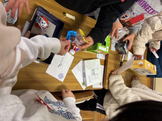 川西市立桜が丘小学校1年生と川西中央保育所5歳児による「お店やさん」での子ども同士のやりとり