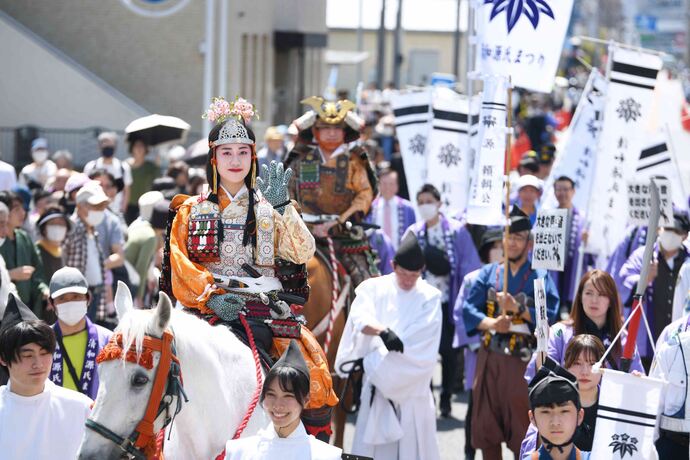 清和源氏まつり懐古行列(白馬に騎乗した巴御前）