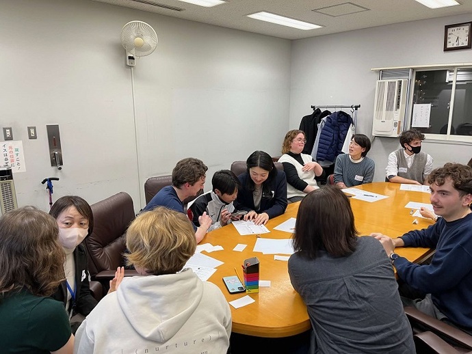 川西市役所内で開催された「Kinta's English Cafe」でのALT（Assistant Language Teacher）と参加者の様子