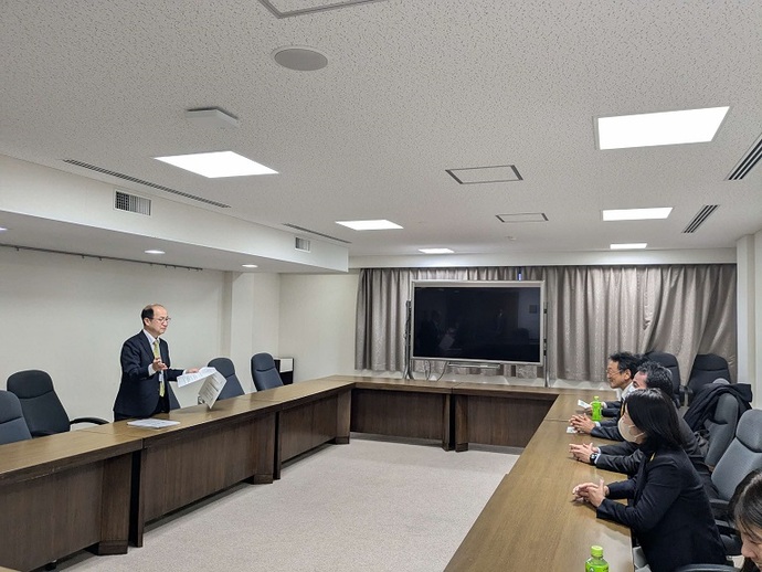 国立特別支援教育総合研究所の理事と懇談する川西市教育委員会事務局職員