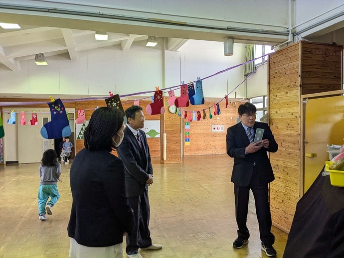 筑波大学附属視覚久里浜特別支援学校幼稚部を視察している様子