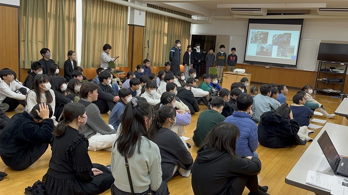 修学旅行を通じた平和学習について発表する川西市立加茂小学校6年生の児童
