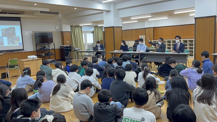 修学旅行を通じた平和学習についての発表について意見交流する川西市立加茂小学校児童と川西市長と教育委員