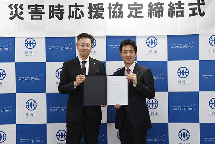協定書を持つ市長とコメリ災害対策センターの代表